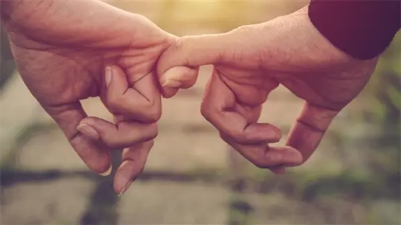 Le printemps des sentiments : pourquoi avril est le mois des nouveaux départs amoureux